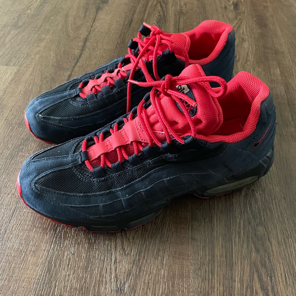 Nike Air Max 95, Style: 609048-400
Color: Obsidian / Obsidian-White-Action Red